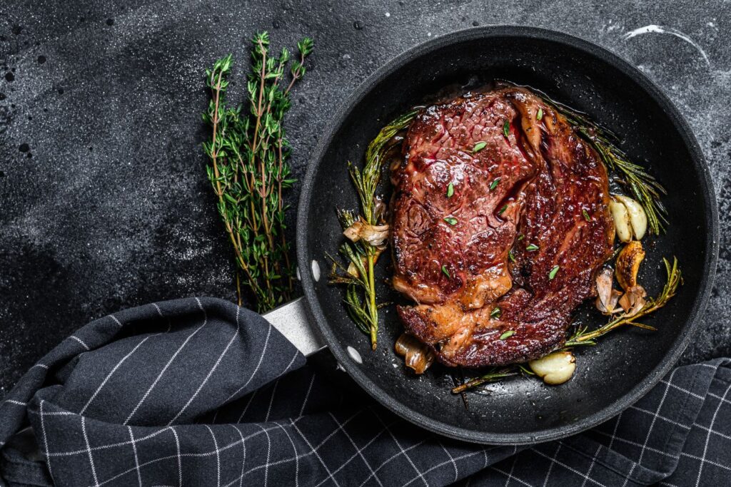 Steakpfannen im Vergleich – Gusseisen, Edelstahl & Co.
