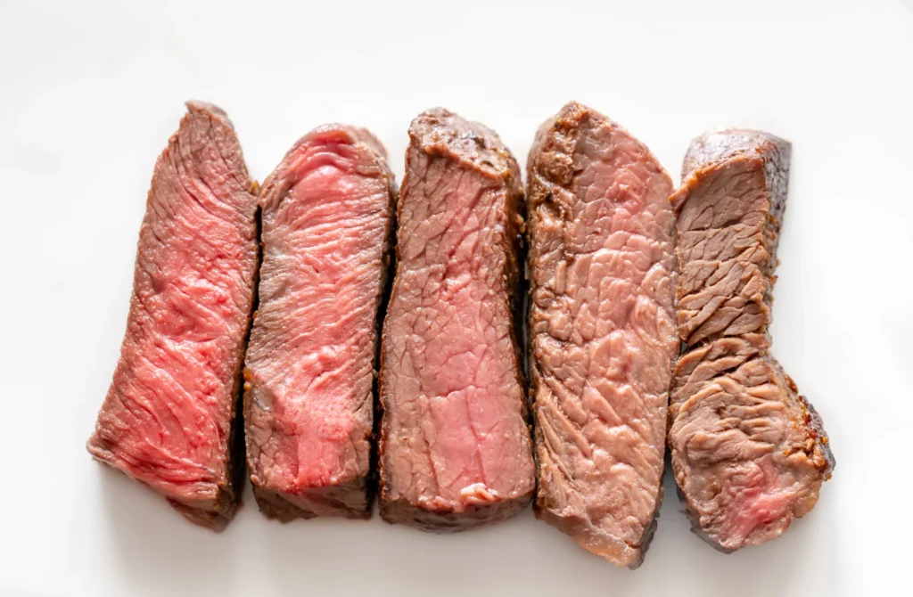 Fünf Steakscheiben nebeneinander, von rare bis well done gegart